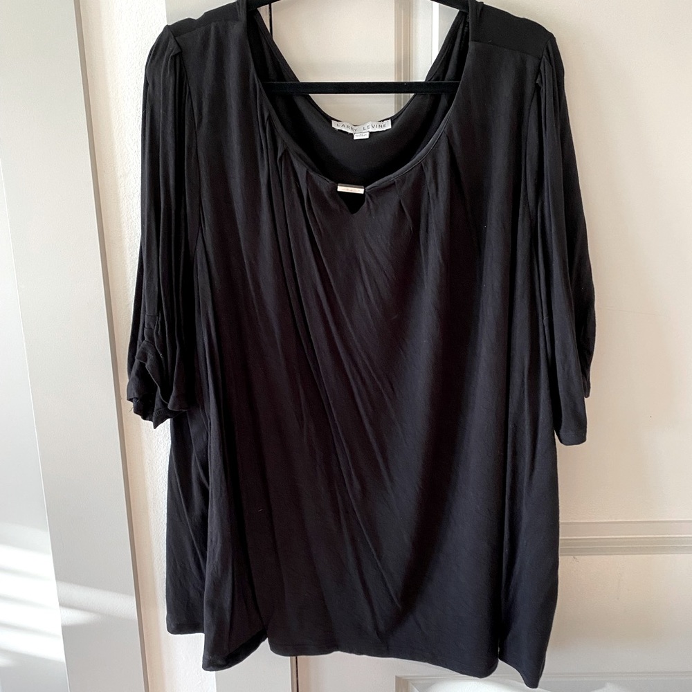 Simple black half sleeve tee with metal bar detail 3x